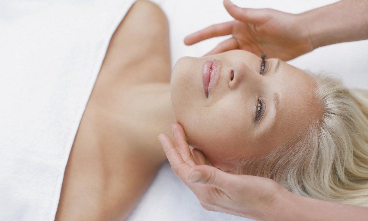 фото Популярные техники массажа лица, их эффект на кожу - Клиника ТРИНИТИ - Москва м.Белорусская